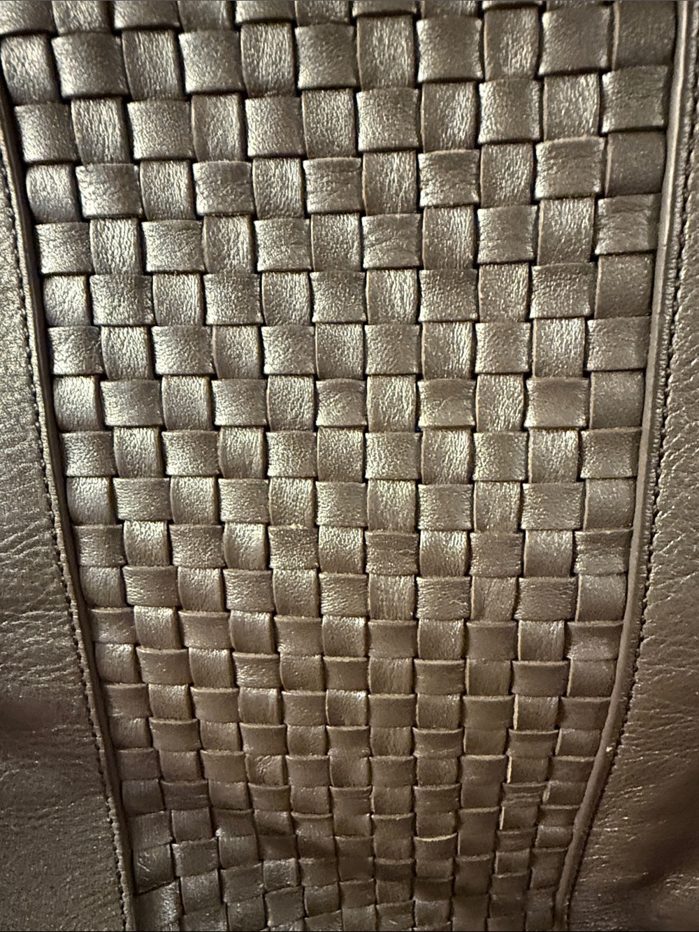 Platinum ,quality leather,purse with great details. Excellent Cole Hahn. - Picture 6 of 7